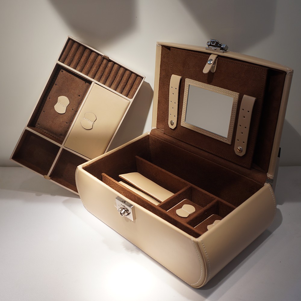 Schmuckkoffer in Creme mit Spiegel bei Juwelier bouz