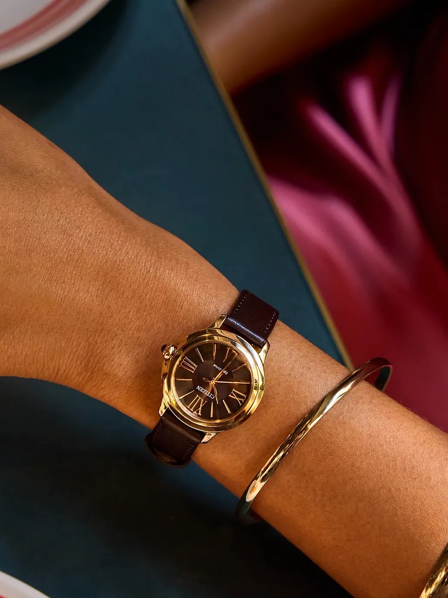 Citizen Eco-Drive Damenuhr in Gold mit braunem Zifferblatt am Handgelenk bei Juwelier bouz