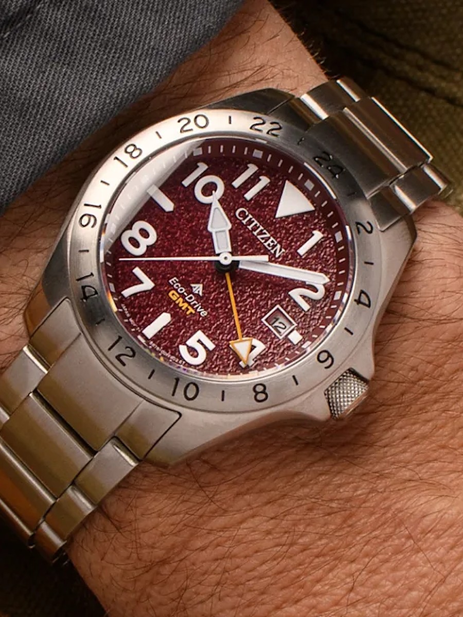 Citizen Eco-Drive GMT Herrenuhr mit bordeauxrotem Zifferblatt am Handgelenk bei Juwelier bouz