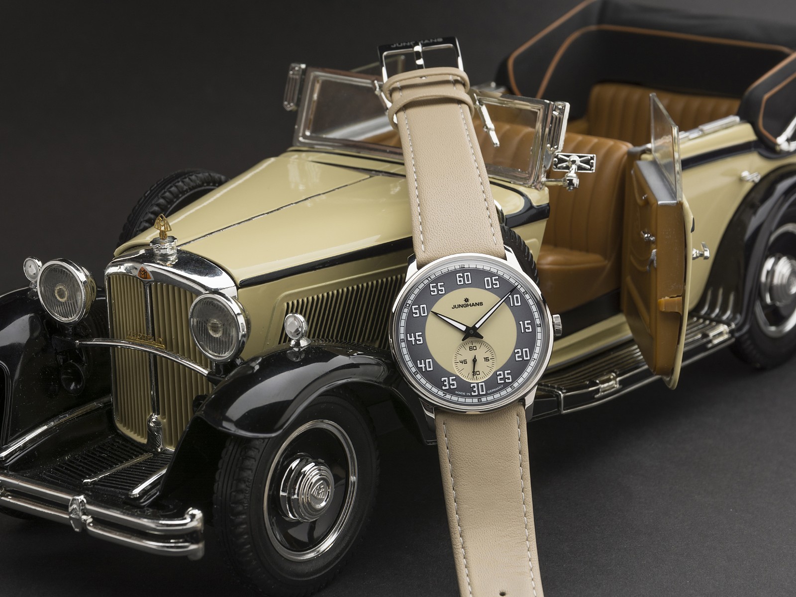 Junghans Driver Handaufzug Kampagnenbild mit Oldtimer – Design aus Schramberg
