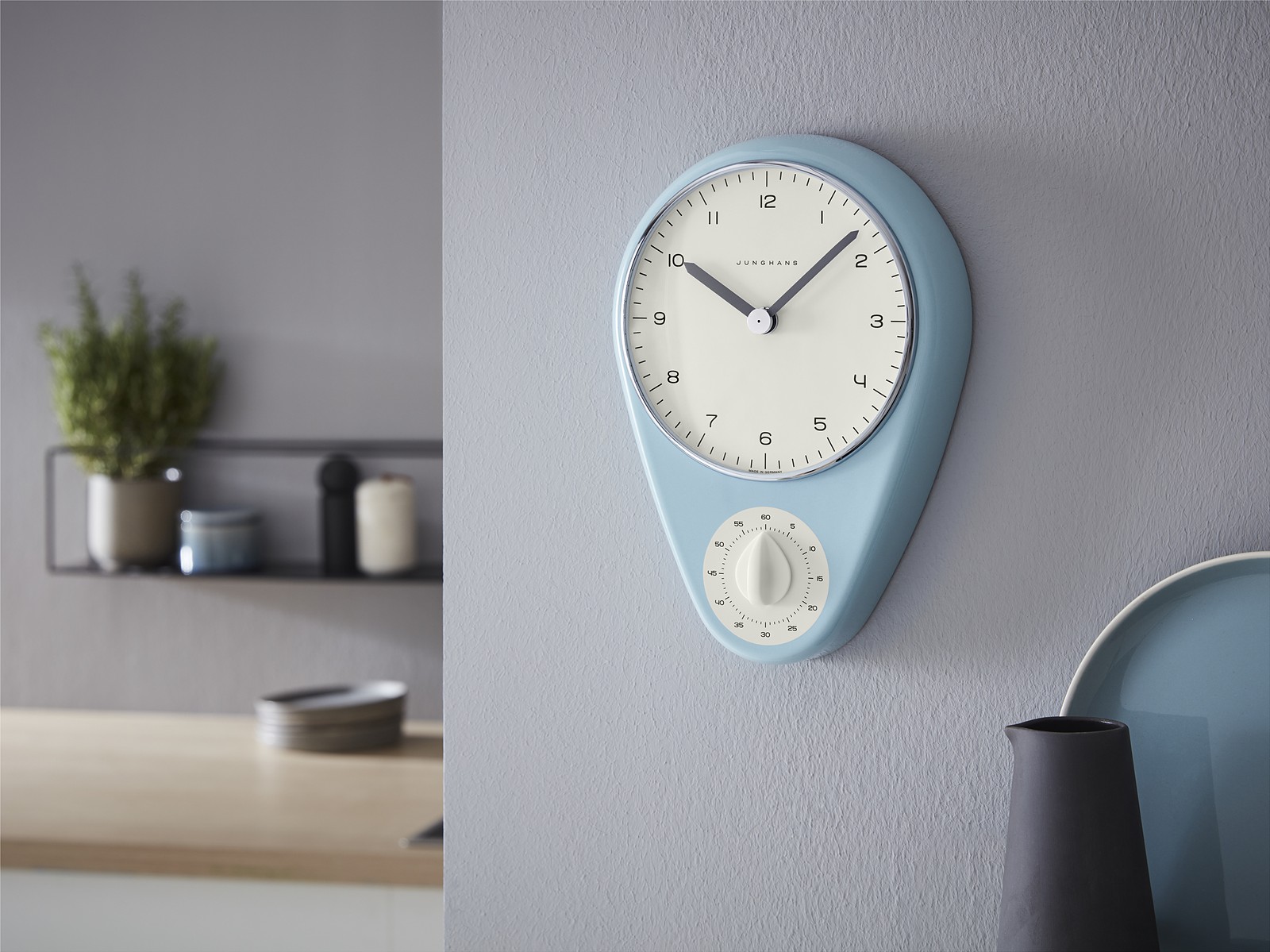 Junghans max bill Küchenuhr in Hellblau mit Timer bei Juwelier bouz