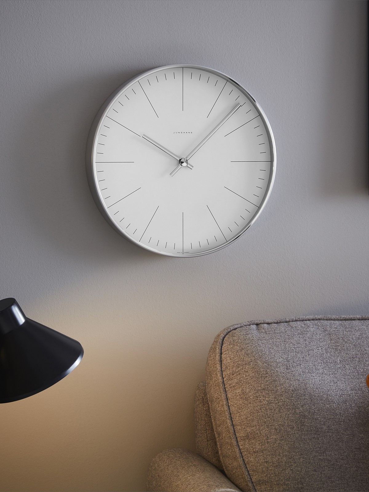 Junghans max bill Wanduhr im modernen Wohnzimmer-Ambiente