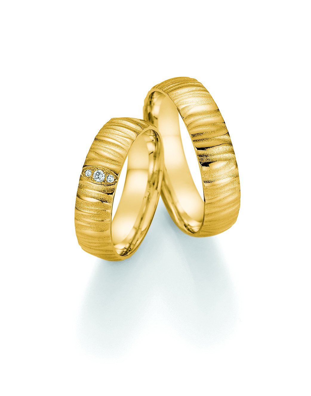 Meisterschmuck Eheringe in Gelbgold mit Struktur-Oberflaeche bei Juwelier bouz