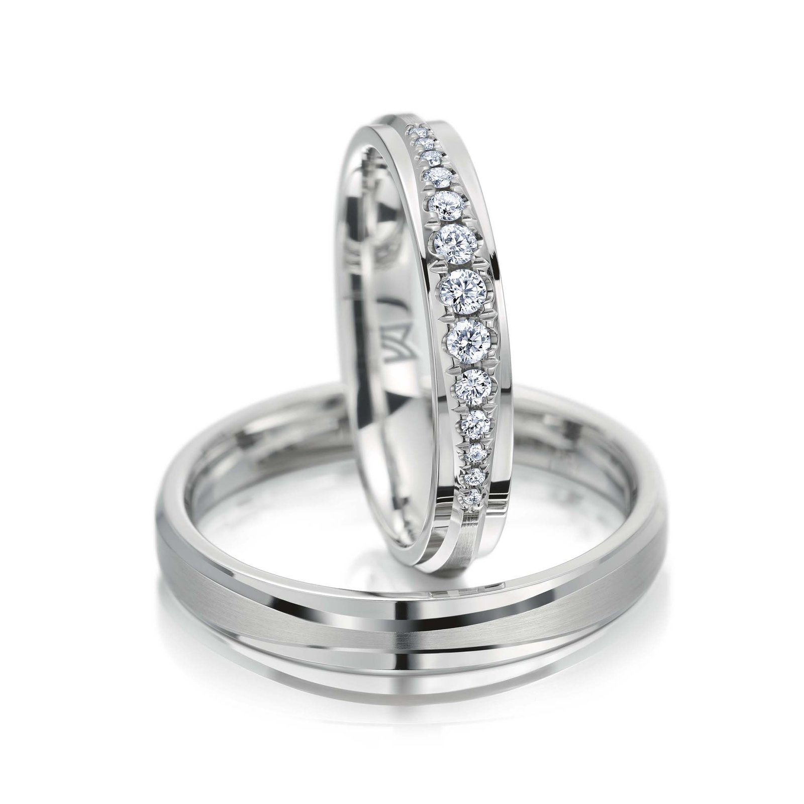 Meisterschmuck Eheringe in Weissgold mit Pave-Fassung bei Juwelier bouz