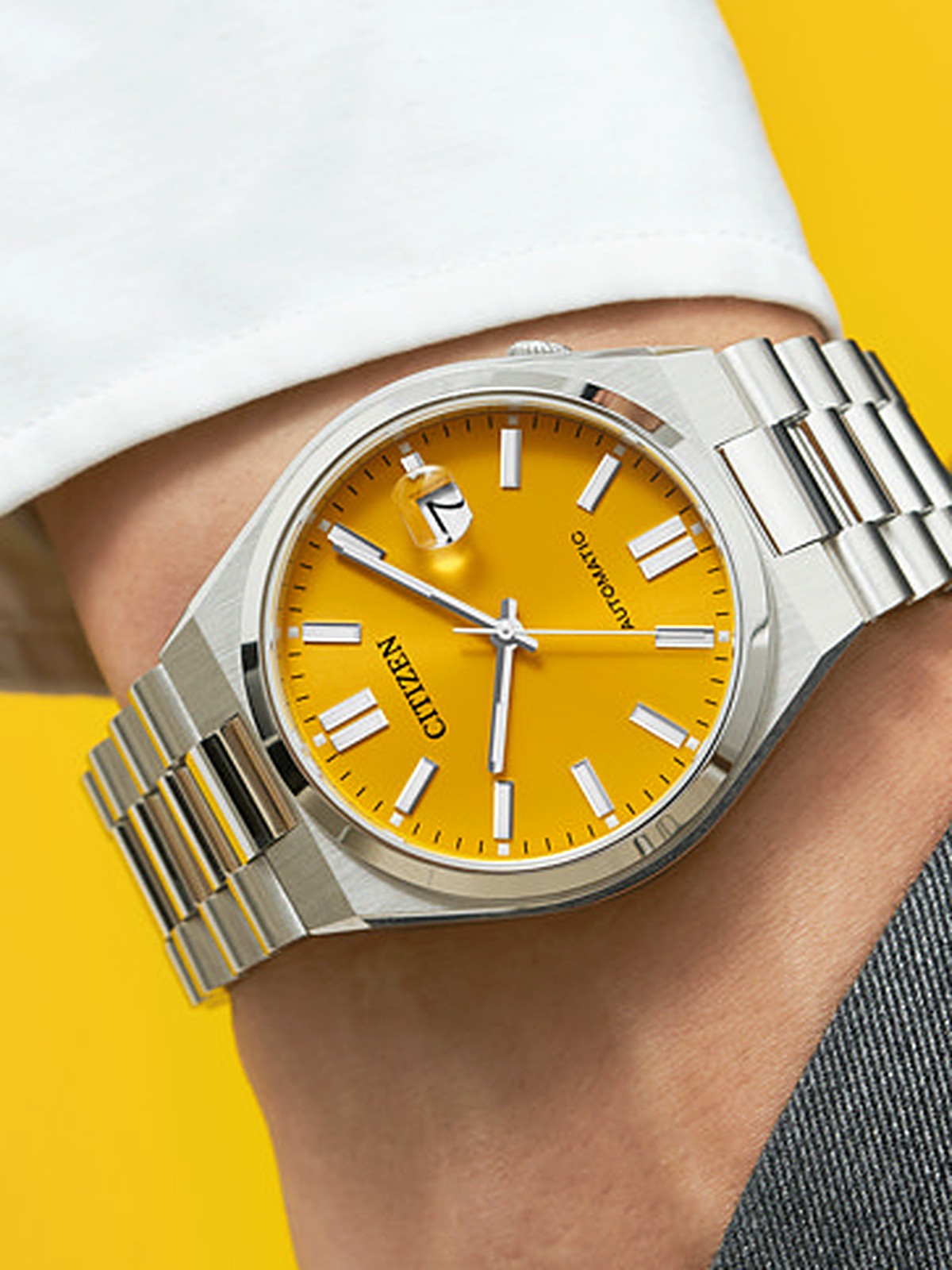 Citizen Automatic mit gelbem Zifferblatt am Handgelenk bei Juwelier bouz
