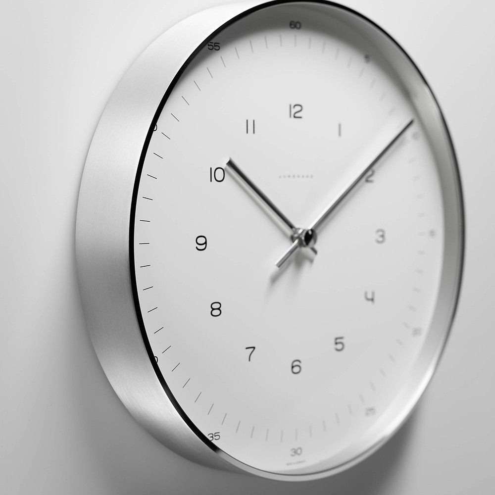 Junghans max bill Wanduhr mit Zahlen-Zifferblatt bei Juwelier bouz