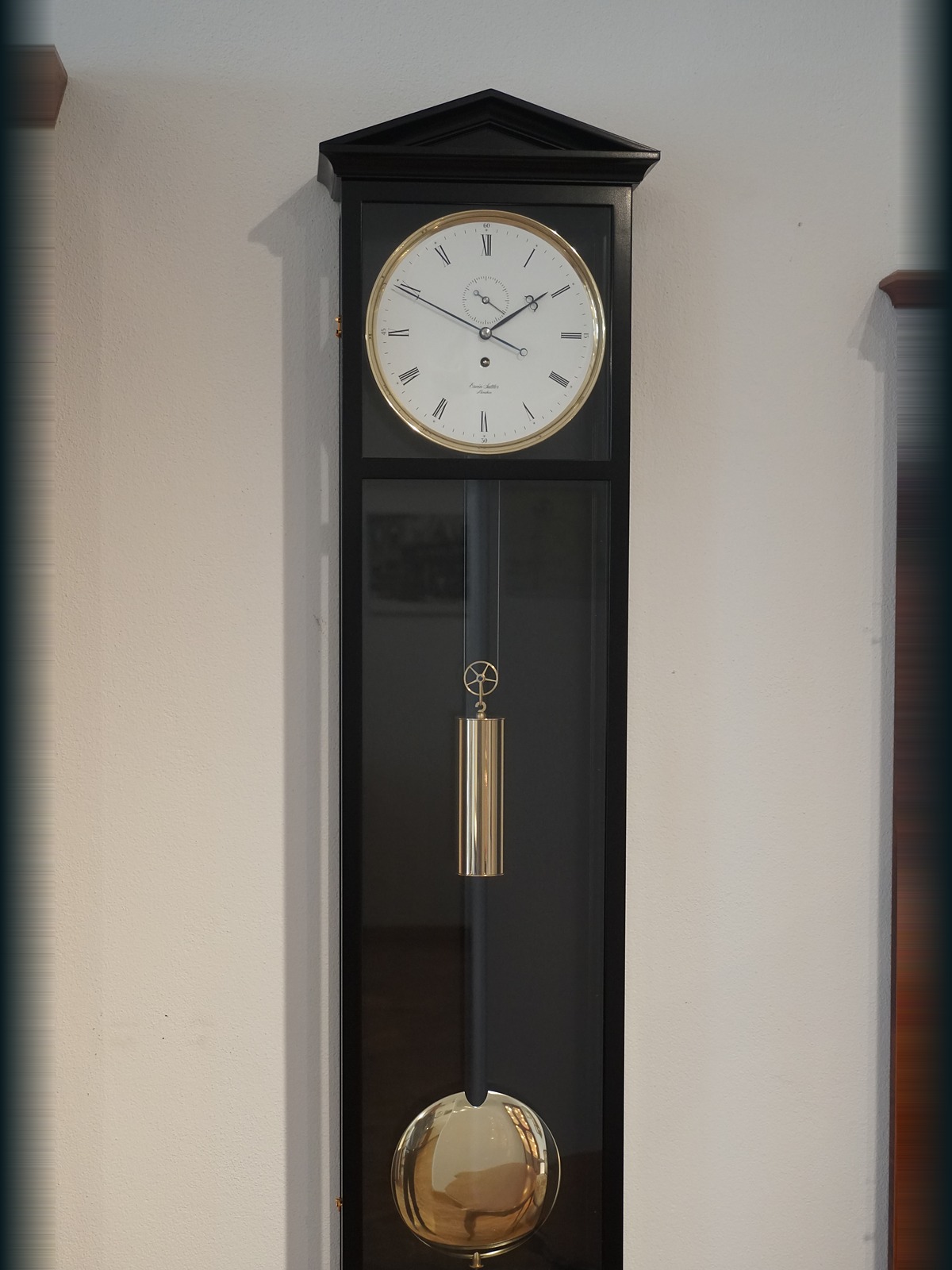Erwin Sattler Standuhr mit Perpetuum-Pendel im Schauraum von Juwelier bouz