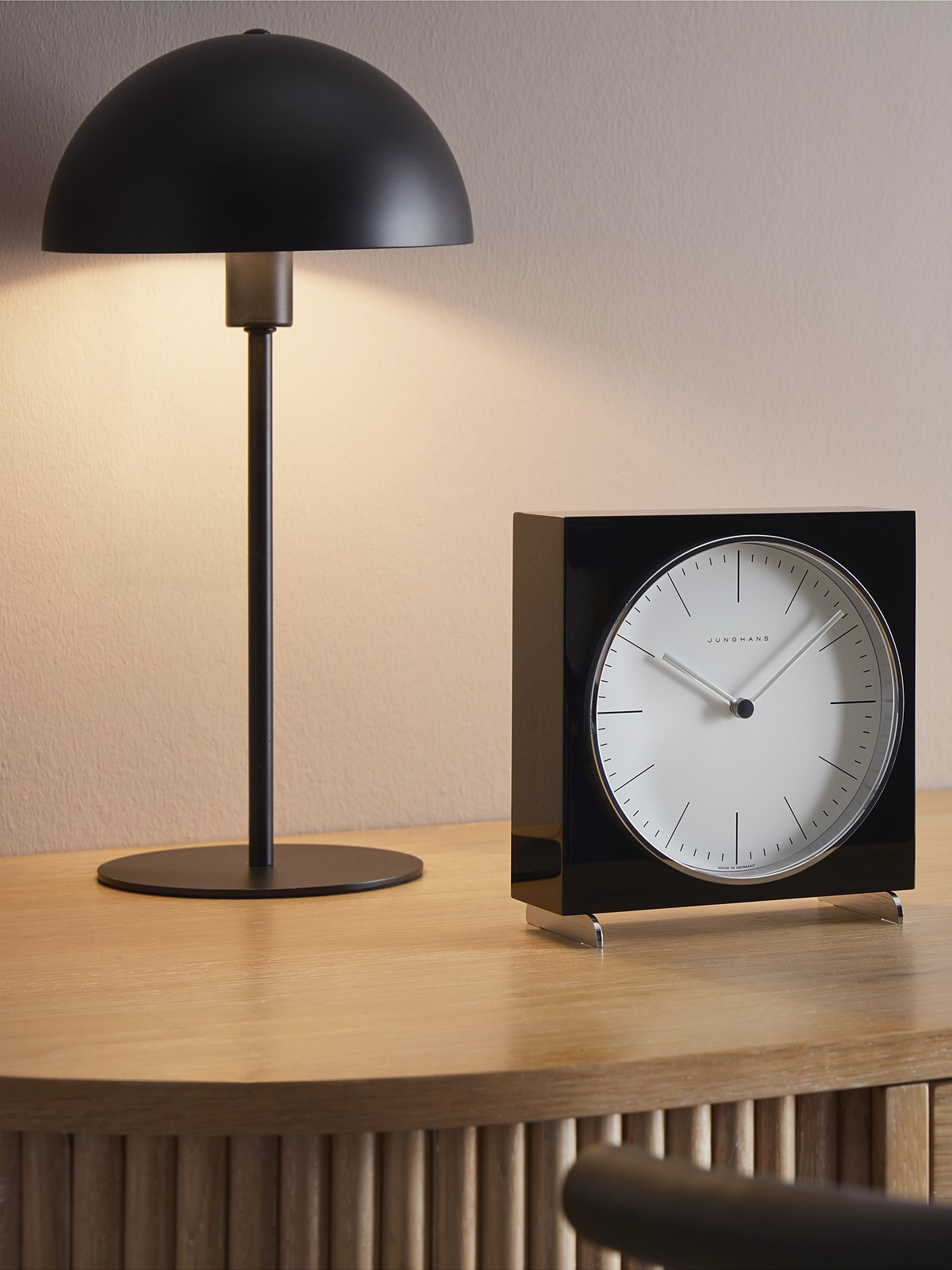 Junghans max bill Tischuhr in Schwarz auf dem Schreibtisch bei Juwelier bouz